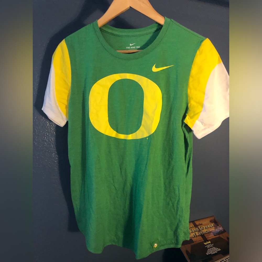 NWOT nike size medium women’s Oregon shirt